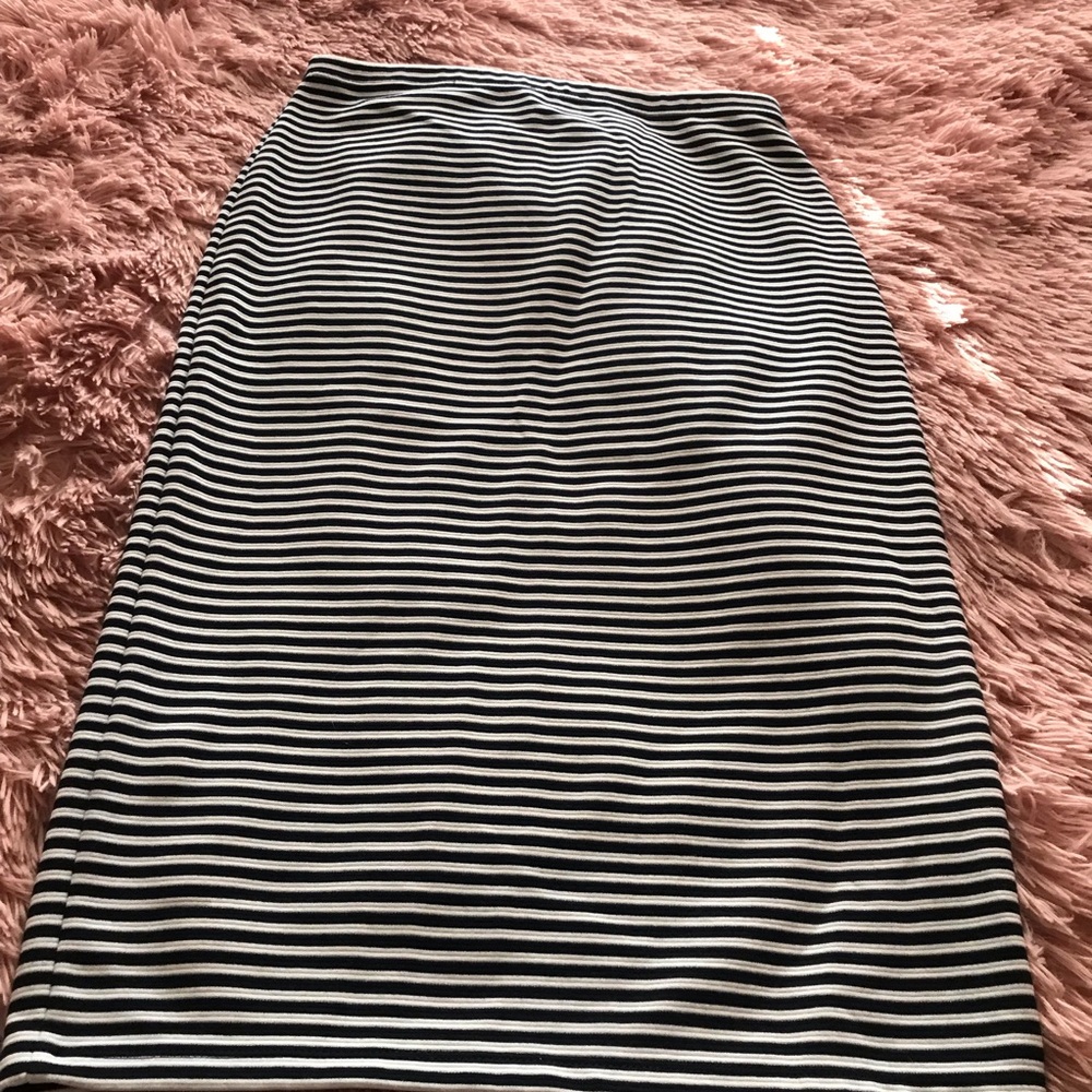 Fitted stretch striped skit